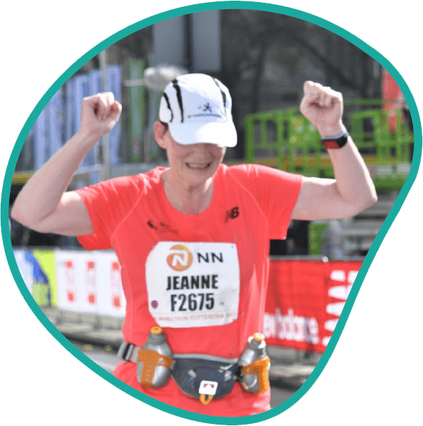 Jeanne viert de finish van de Marathon Rotterdam