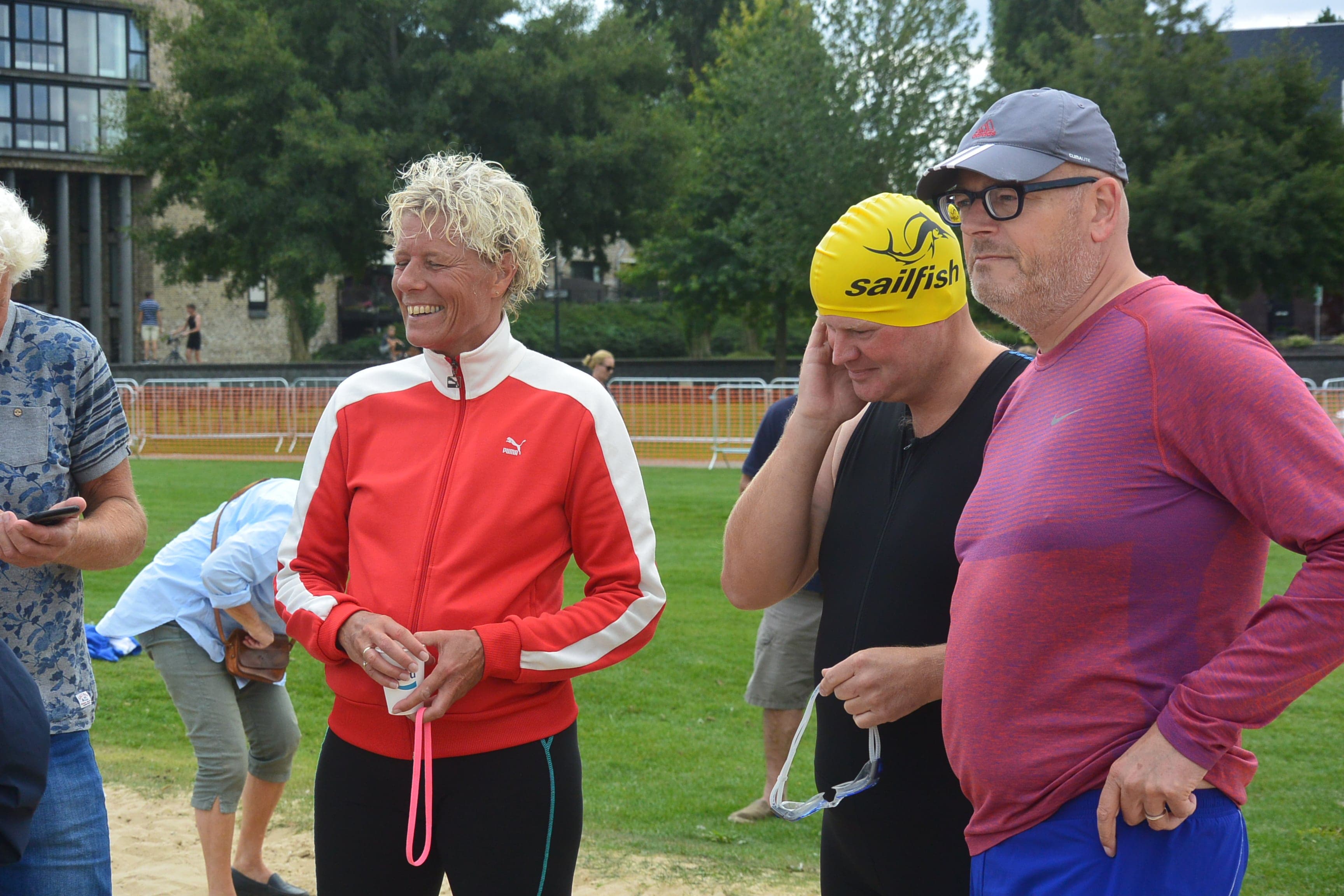 Deelnemers van TriAsOne tijdens een triathlon