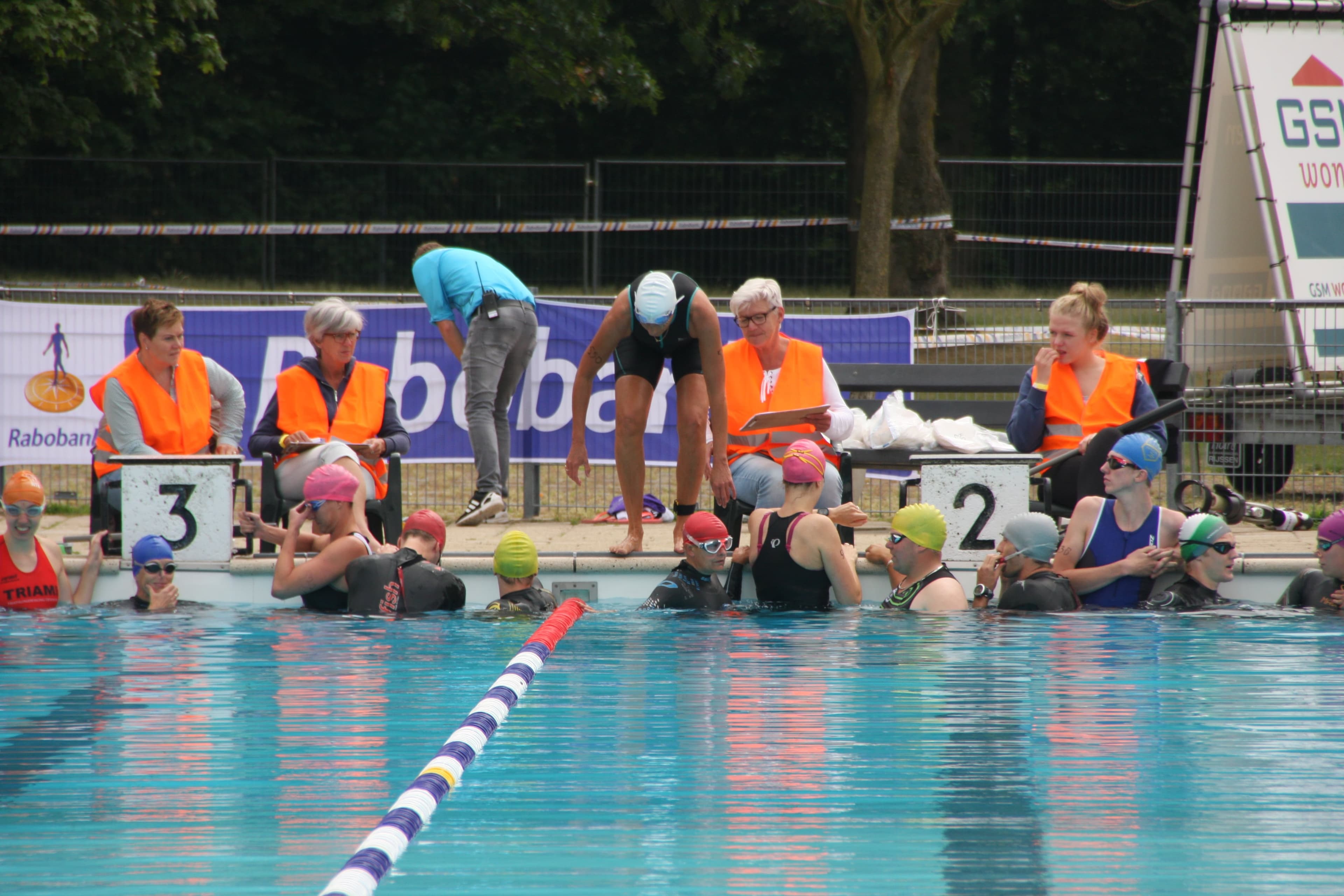 Zwemmers bij de start van een triathlon