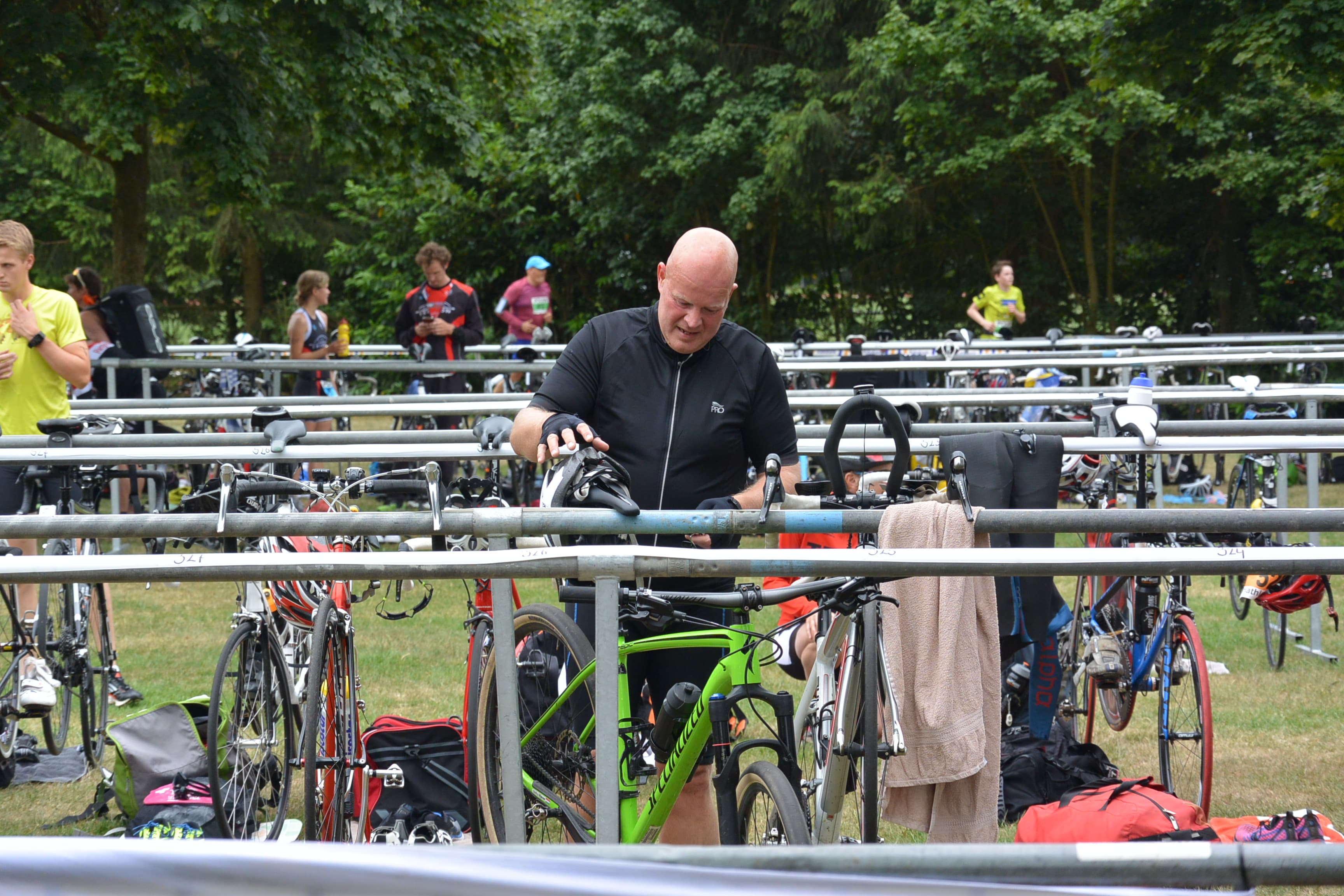 Fiets klaarzetten in de wisselzone
