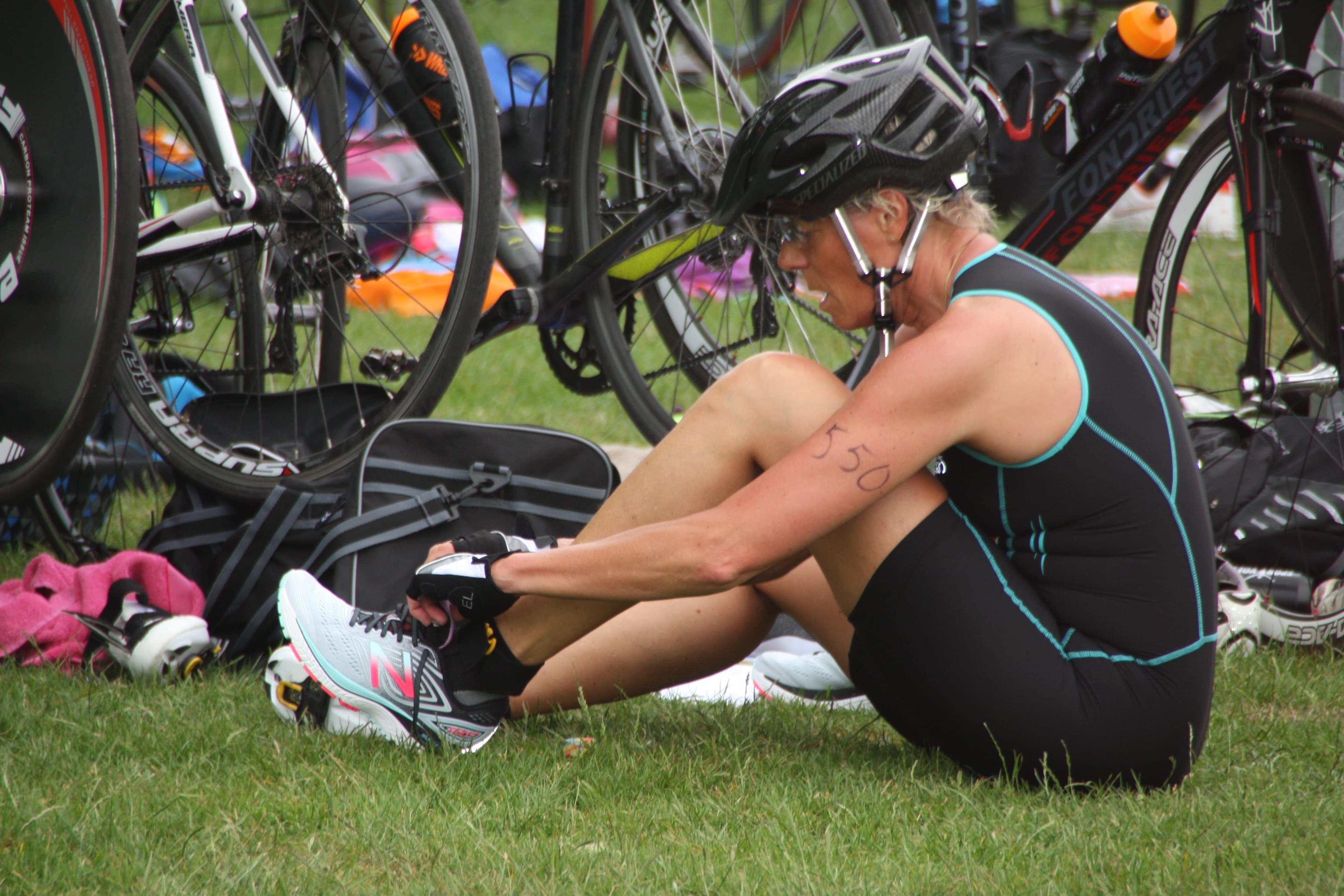 Atlete in de wisselzone van een triathlon